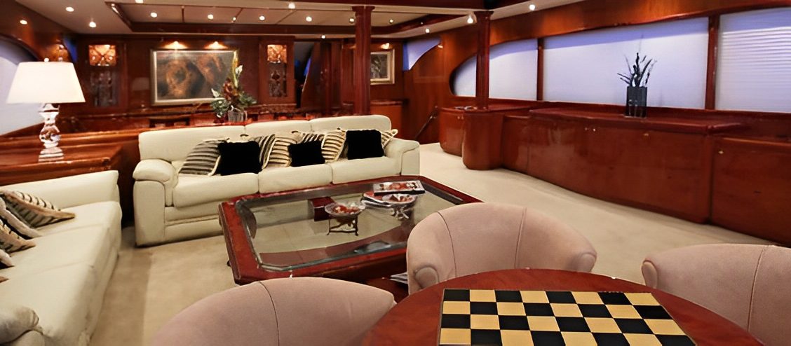 d611aa9a-a2ad-4949-afae-1b7ca331d0d2 A living room with a couch, table and chairs.